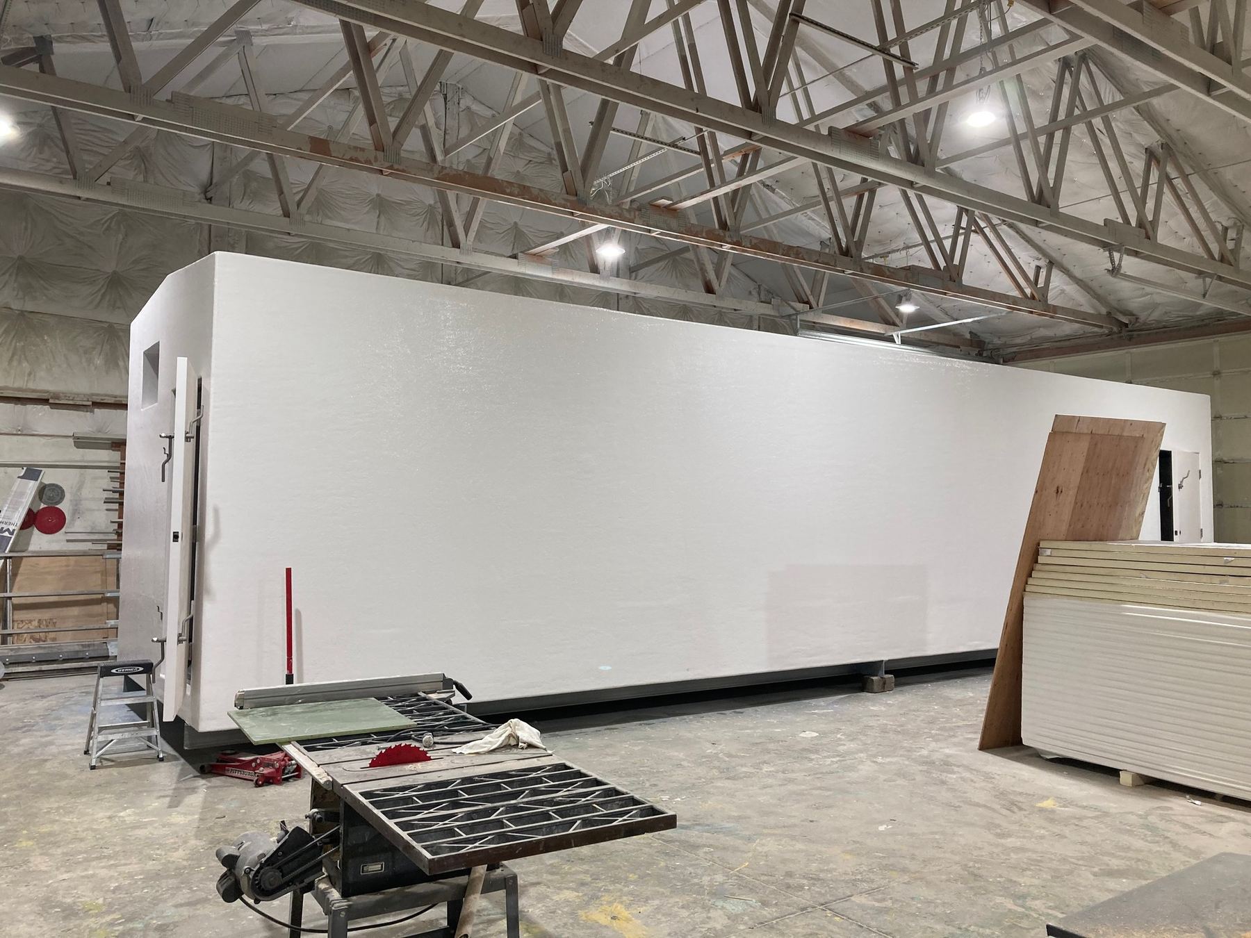 Un módulo de cría blanco de M3 en construcción dentro de un taller
